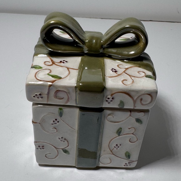 Yankee Candle Other - Yankee Candle Christmas Present Gift Box Tealight Ceramic Trinket Dish Green Bow